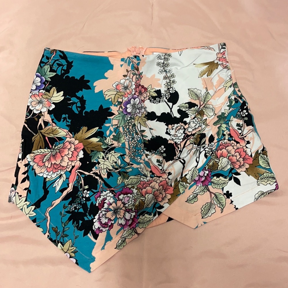Guess Asymmetrical Multicolor Skort. Size Small.